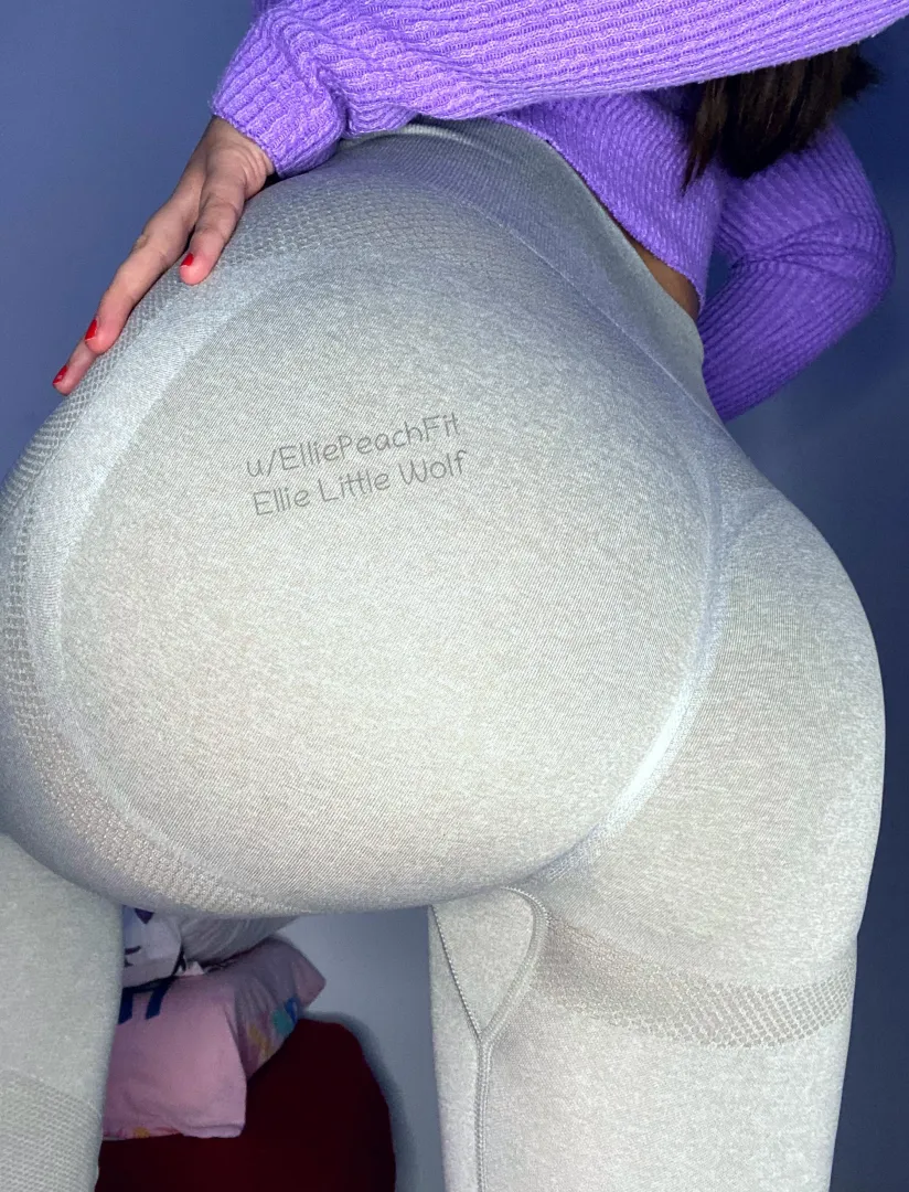 Uni girl can't stop staring at her own ass in the mirror