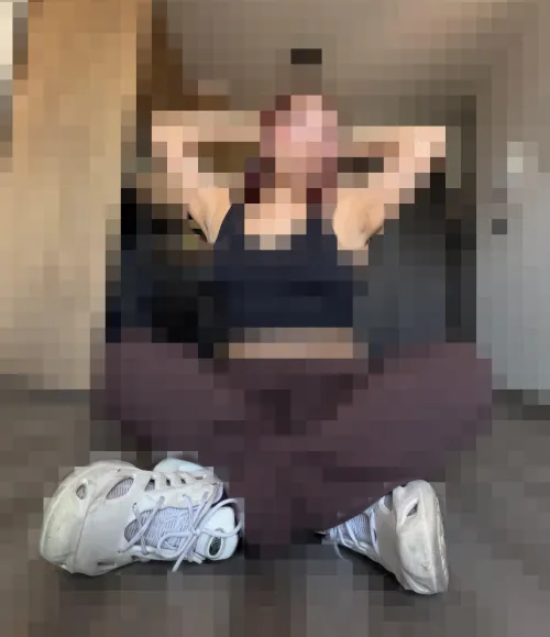 what are the only things u can clearly see? if ur answer is armpits and shoes u are a beta virgin