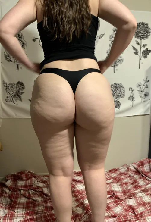 Who doesn’t love a cellulite covered booty