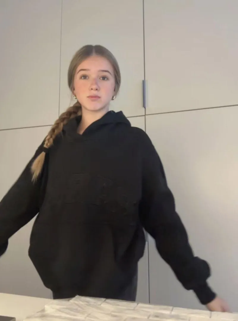 18 and craving attention so bad… pls give it to ur tiny girl?