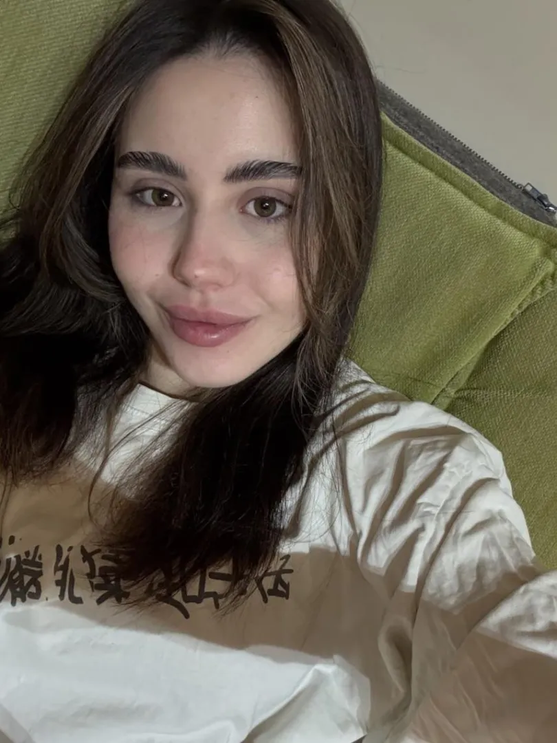 21F EU baddie, energy building slowly like I’m about to switch moods any second, who’s around? ;)