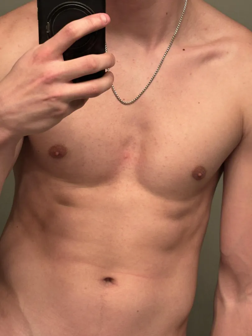 22 fit masc looking for similar bros to chill with, talk gym, and trade physique pics