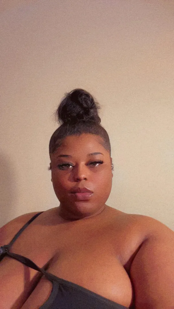 26F EbonyDomme of 4 years ready to bend you in half ✨