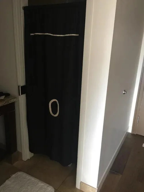 32 [anon4M] manhattan - visiting gloryhole providing worldclass throat service. Private in an d out setup. Amazing skills. Clean. Server. Can drain as many nuts as u need. Dm for details