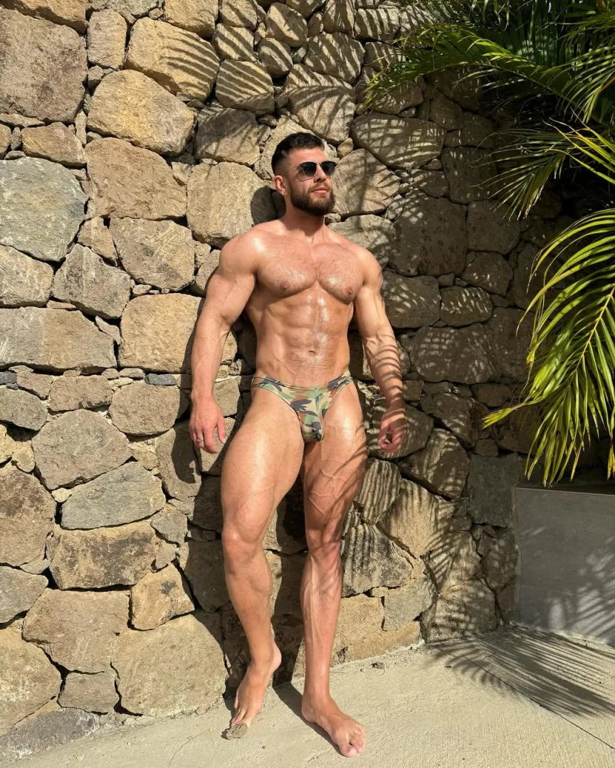 6'3 Pure muscle guy @reecehunk1