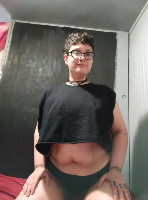 Crop tops rock for showing off our navel :p