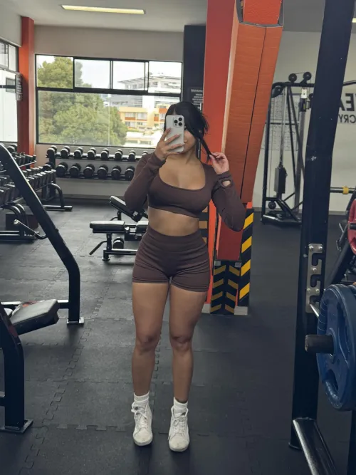 Fav day of the week, glutes days, just starting my routine