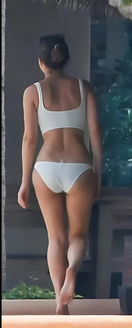 Goddess Emma has the perfect body