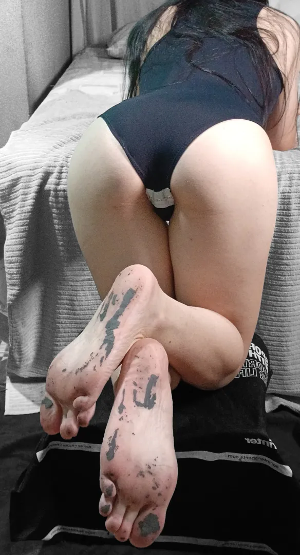 How can I explain that a goddess's feet are dirty?