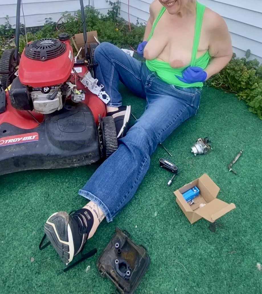 I replaced my carburetor! Successfully got it to run ‍♀️ and then the engine started smoking.  Now I’m trying to figure out which got hotter.  Me or the machine❓