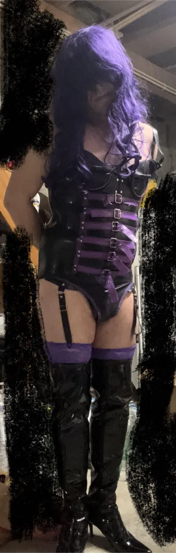 Jour 3 : appelle moi princesse latex noir et violette 