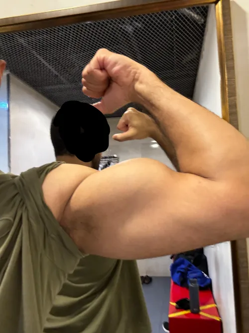 Muscular, well hung and chill man into chatting rn