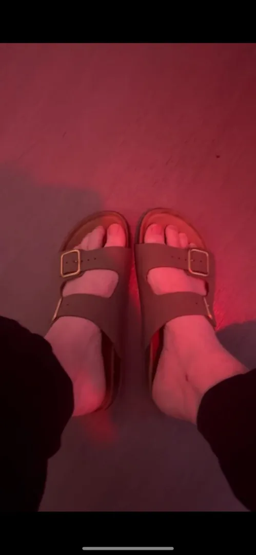 Pieds nus et sandales du jour