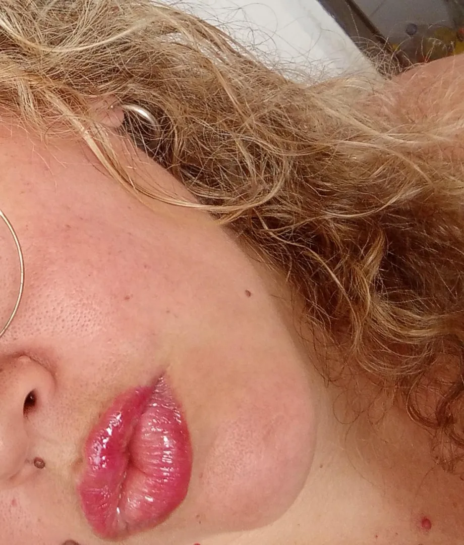 Que piensas de morder mis labios gruesos