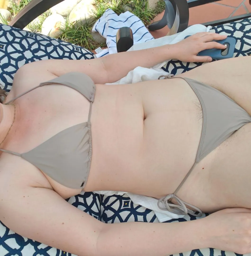 Subtle poolside tuftie