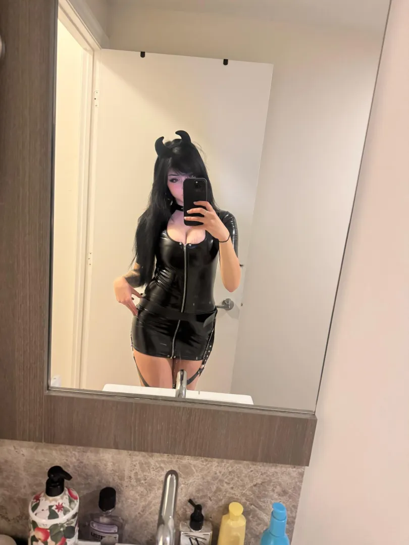 Succubus by Julzzess