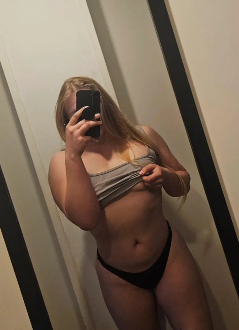 Würdest du gern mein Top ausziehen um meine Nippel zu sehen? 