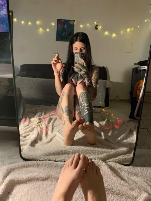 You're so weak before my little feet, just seeing them and seeing me, so hot and superior, you're already opening your wallet ‍
