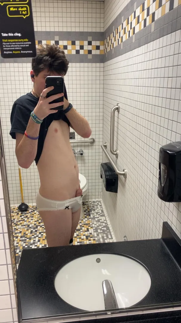 19 year old femboy, are there any hung uncut guys in the crowd? :þ