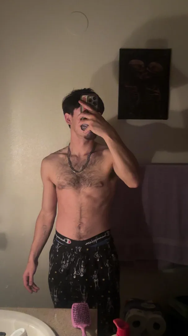 22M4F anyone available around 5? Hmu