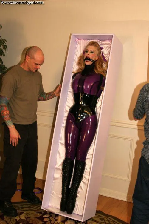 33 [M4F] #UK - Help me recreate a House of gord doll dox scene.