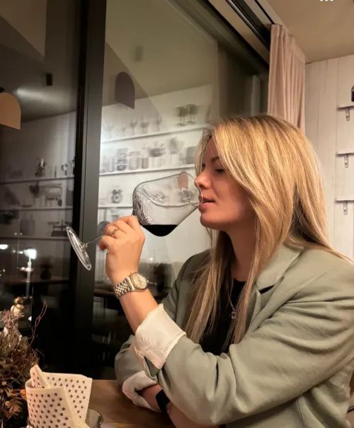 A good wine and a beauty watch ❤️