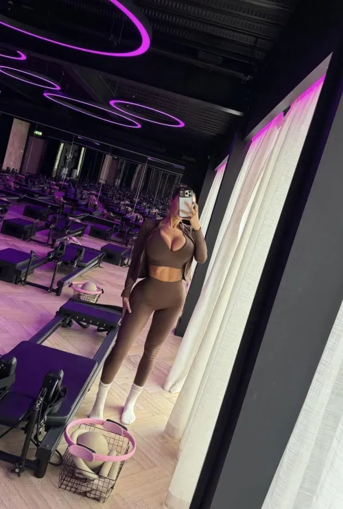 All trophy’s keep their body tight