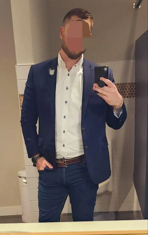 Artist manager in town for the songwriters festival 4/26-5/3. Experience 