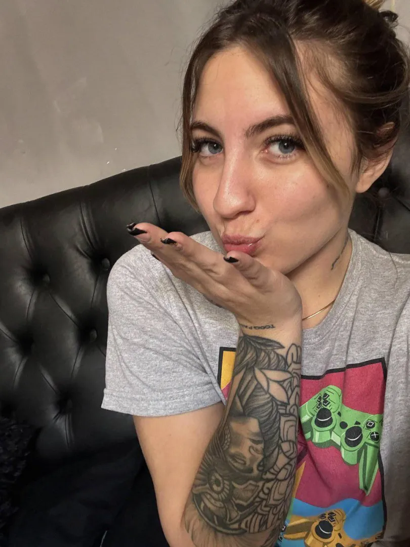 flirty lines on my skin… wanna trace ‘em?