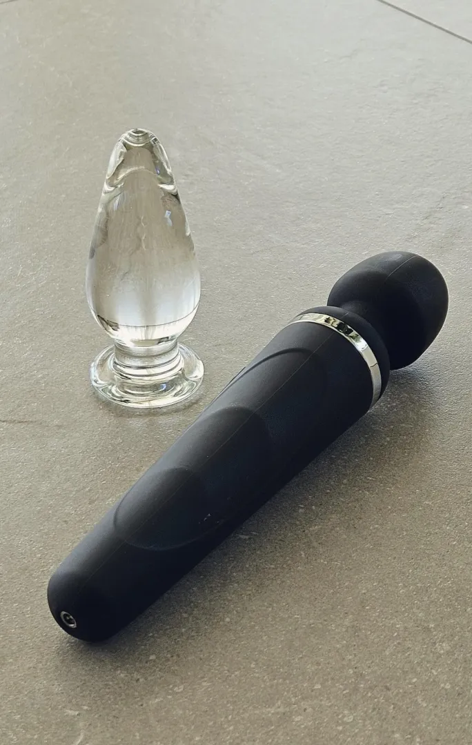 how would you call this combo? A transparent, plug-shaped glass object alongside a black handheld device?