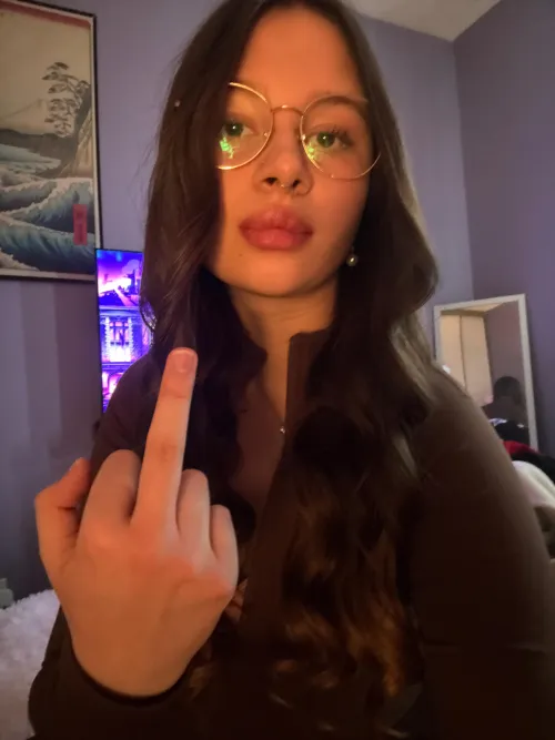 isn't this finger so.... triggering? 