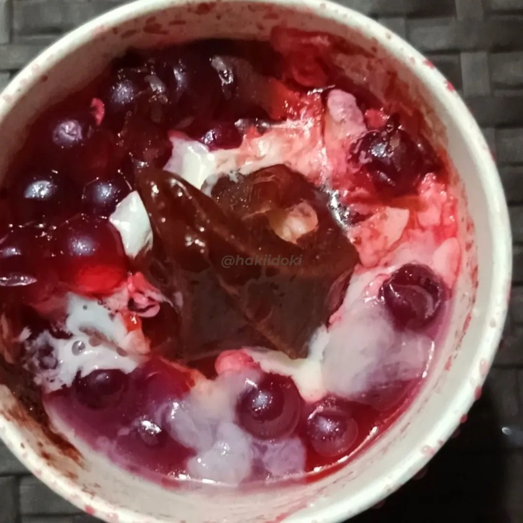 jollib** strawberry sundae