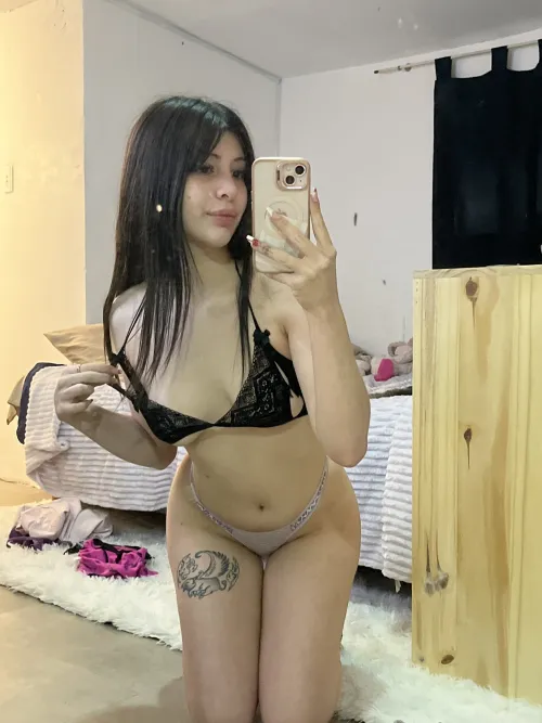 Mismatch fit, nice curves, who’s tryna smash