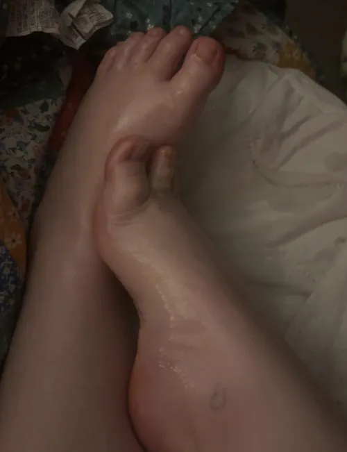 oily natural feet today got my sheets all wet (video for sale of me squirting oil all over them ;)