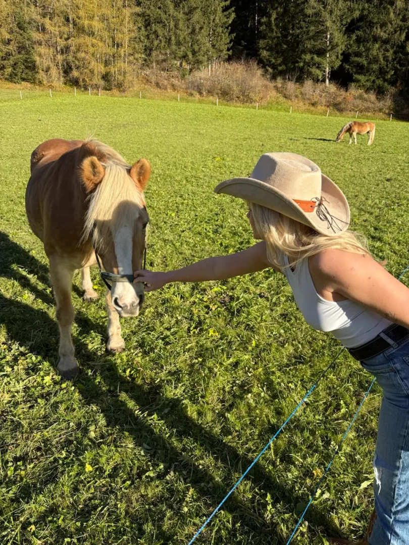 Wanna meet cowgirl tonight? hmu