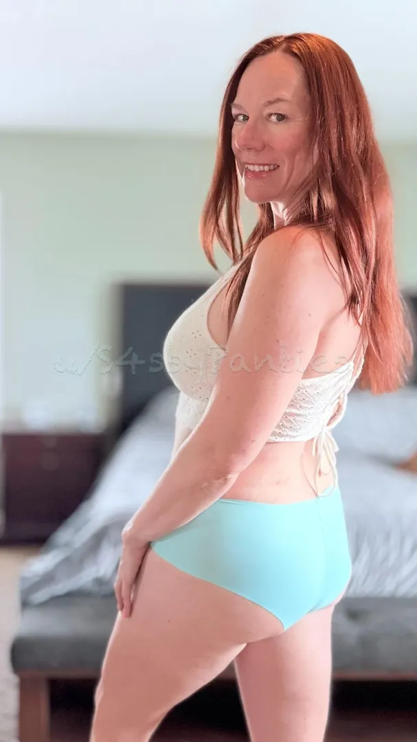 You don’t know it yet, but these are about to be your new obsession. Always newbie & fet friendly. I’m Sass. I’m the very sassy, playful, quick witted, redheaded, 47 yo MILF next door. [selling]