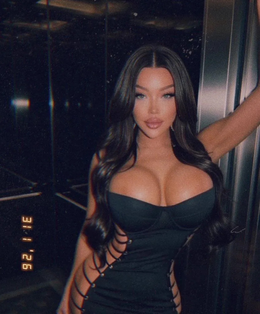 You think I’d look good on your arm babe?