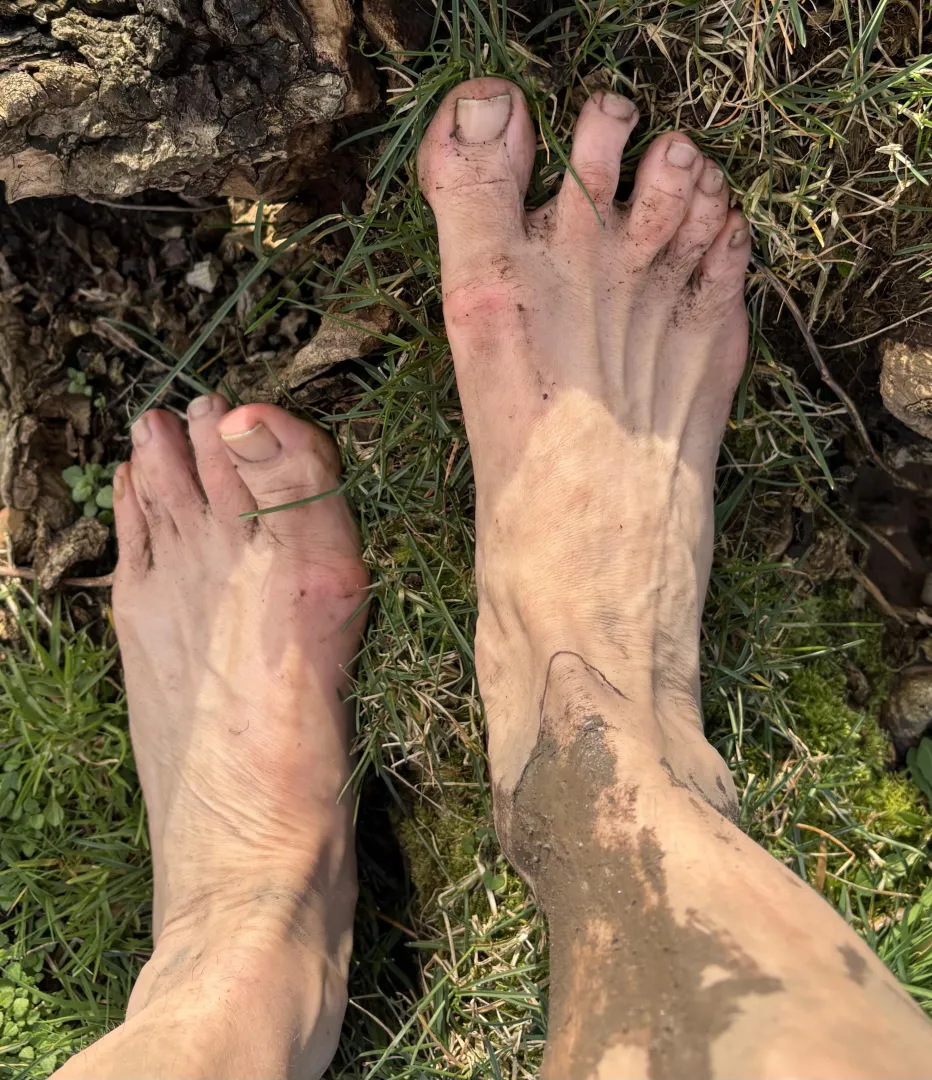 Bare feet, outdoors…