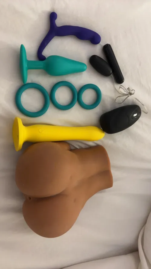 Been having fun with a few hot guys. Most are flaky on here but I’m here for two more days. Come share my toys with me and have fun!