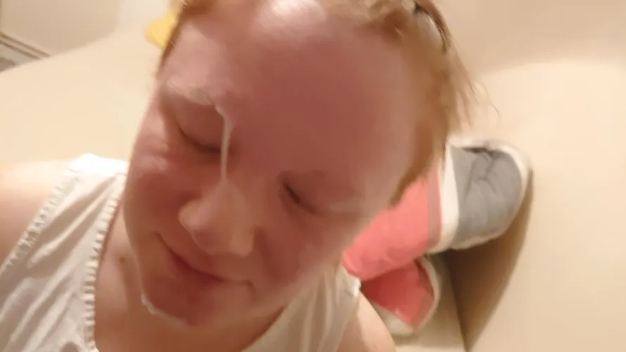 Cuming on ginger girlfriends face