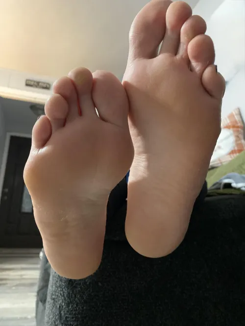 Hubby loves my toes but I know there are sole lovers out here. Which are you?