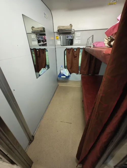 [M4F] 1st AC Journey - Looking for a [F] Makeout Partner on the Train