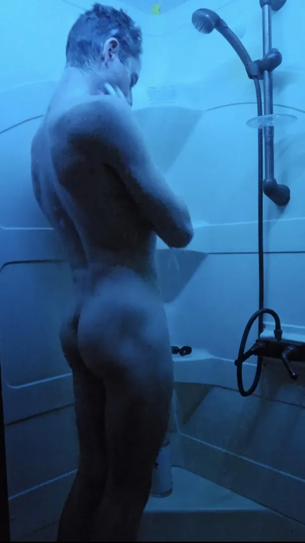 Shower bum time. Would u Shower with me? Yes, no?