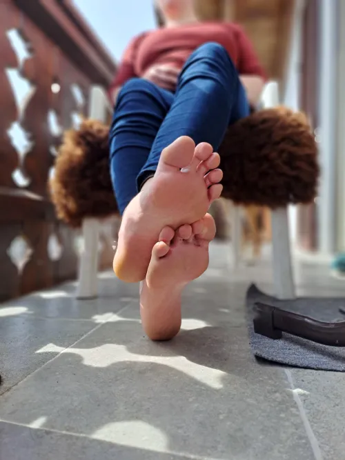 This feet are waiting for their footstool. Wanna be the one and only? ‍♂️