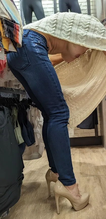 A little shopping sideboob