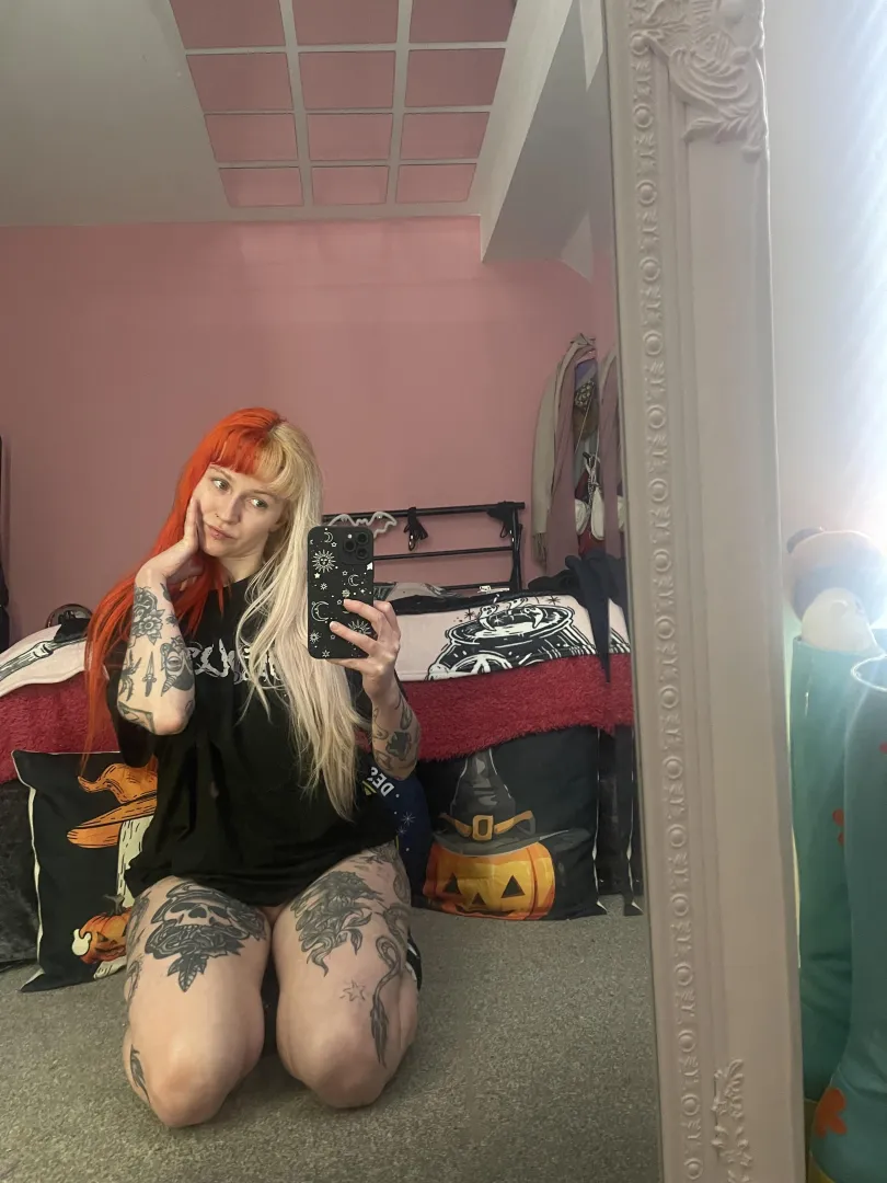 Good morning from a wet Manchester️. Say hey if you’ll come and make between my legs wet too