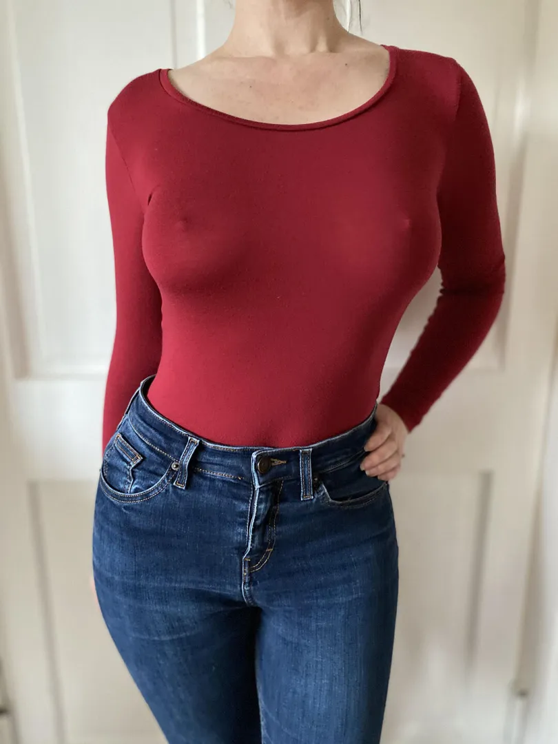 I love the tight top and jeans look; hope you do too?