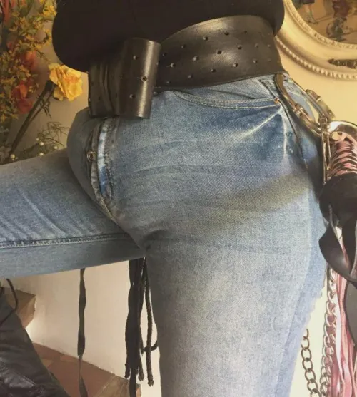 Le gros ventre de ma femme en jeans grosse ceinture