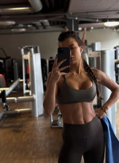 Mid workout selfie, rate my muscles on a scale of 1-10