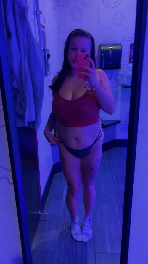 Mirror selfie after working out and tanning‍